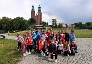 Uczniowie klas 2b i 3a z opiekunami przed Katedrą Poznańską